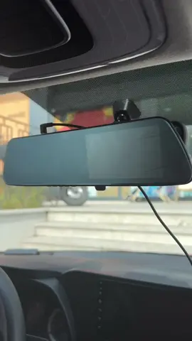 Hoco DV4 Ön Ve Arka Sürüş Kaydedici 4,5 İnç LCD Dikiz Aynası Sürüş kaydedicinin mevcut dikiz aynasına takılması kolaydır Ana kamera için 3,5 m’lik ve arka görüş kamerası için 5,5 m’lik uzun kablolar Sezgisel menü ve kolay kullanım video kaydediciyi her sürücü için ideal bir çözüm haline getirir. Cihaz 22’ye kadar dili destekler. Sensör: SC2336, 2 milyon piksel Ekran: 4,5 inç IPS HD, ekran çözünürlüğü: 480x854 Video çözünürlüğü: 1080P 30fps (ana kamera), 720P 30fps (arka görüş kamerası) Ana kamera parametreleri: Diyafram: F2.0, mercek açısı: 130° Pil kapasitesi: 200 mAh; Hafıza kartı desteği: 128 GB’a kadar