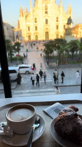 Buongiorno ☕️🥐 🕍🇮🇹 #peruanosenmilano🇵🇪🇮🇹  #latinosenitalia🇮🇹  #peruanosenitalia🇵🇪🇮🇹  #peruanosenelmundo  #peruanosenelextranjero  #capuccino  #corneto  #milan  #italia  #duomodimilano 