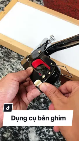 Dụng cụ bắn ghim cầm tay tặng kèm 1 hộp ghim, có thể bấm được trên các bề mặt gỗ nhựa, giấy,… khá hữu ích. #dungcubanghim #maybanghim #dungcubamghim