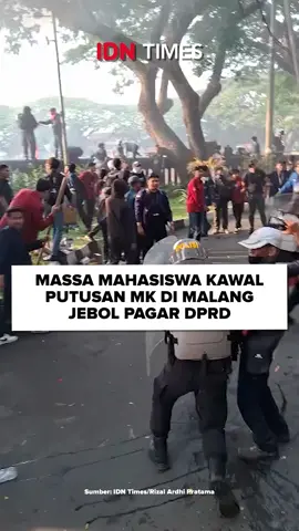 Malang, IDN Times - Demonstrasi mahasiswa dari sejumlah kampus di Malang Raya berlangsung di depan Gedung DPRD Kota Malang, Jumat (23/8/2024). Demonstrasi 'Kawal Putusan MK' itu berlangsung ricuh. Terjadi aksi lempar batu dan botol air mineral mengarah ke gedung dewan. Pantauan IDN Times, demonstrarsi berjalan dimulai sekitar pukul 14.00 WIB. Mulanya demonstrasi berjalan tertib, perwakilan massa gabungan bergiliran berorasi, bahkan keluaraga Korban Tragedi Kanjuruhan juga ikut berorasi. #idntimes #idntimesjatim #idntimesnews #tiktokberita #tiktoknews #kawalputusanmk #demomalang #malangviral