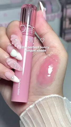 the perfect bunny tongue shade ꒰ᐢ. .ᐢ꒱₊˚⊹ ᰔ . . . . #romand #glastingcolorgloss #peonyballet #romandlipgloss #lipgloss #aesthetic #makeup #lippierecos #liprecommendation 