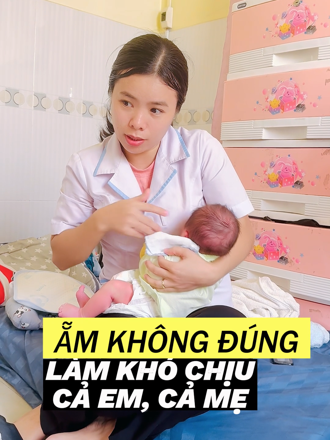 Cách bế bé sơ sinh và cho bé ti mẹ đúng khớp. Bước 1: Ôm em lên đúng tư thế, đặt tay em ra phía sau, cho đầu em nằm sát trên khuỷu. Bước 2: Kẹp ti hình chữ V hoặc chữ C. Bước 3: Để đầu ti phía trên môi trên của bé, nặn chút sữa cho bé ngửi thấy mùi sữa mẹ. Bước 4: Khi bé há miệng, mình nâng khuỷu tay đẩy em vào chốt ti cho em #chamsocbe #tresosinh #chamsoctreem #ngocthaomombabycare #chamsocbemoingay