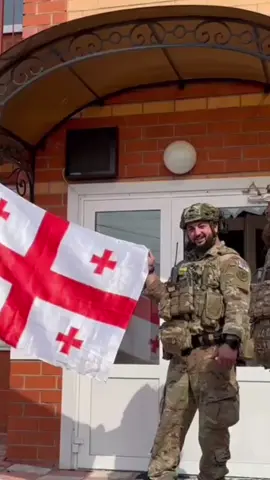 Derussification of Kursk Oblast continues successfully. Georgian fighters hoist a Georgian flag in the center of Sudzha. 🇬🇪🇺🇦 #Georgia #Ukraine #ukrainewar #kursk #sudzha #military #russia 