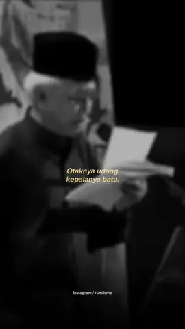 Penegak keadilan jalannya miring. Penuntut keadilan kepalanya pusing. Hakim main mata dengan maling. Wakil rakyat baunya pesing. Hi hi...Kalian jual janji-janji untuk menebus kepentingan sendiri. Kalian hafal pepatah-petitih untuk mengelabui mereka yang tertindih. Pepatah petitih, ha ha...Anjing menggonggong kafilah berlalu, sambil menggonggong kalian terus berlalu. — KH. A. Mustofa Bisri - Gus Mus  #rumiisme #gusmus #gusmusquotes #khmustofabisri #puisi #kawalputusanmk #pyfツ 