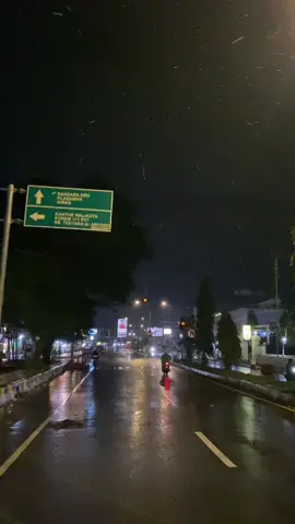 Hujan dan rindu 🥹🌧️ #kotasorong #fyppppppppppppppppppppppp #fypdongggggggg #soundtimur #mentahanvideo #hujan🌧️ #jalan #sorong #jalanjalan 