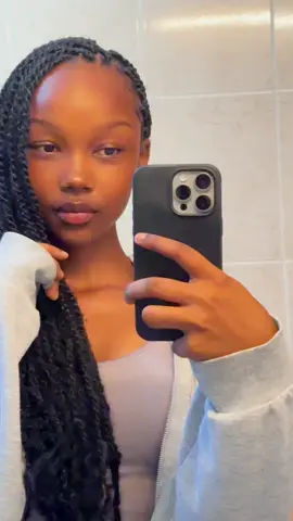 My hair stylist never fails to eat!!🤩#newhair #vintagejenjen 