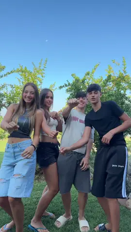 meglio le girls o i boys del bclub? 💕🤐 @violasilvii @Fabio Ferrucci @giuliaabizzarri 