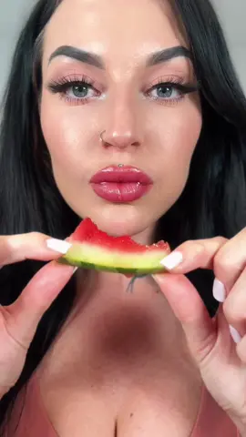 You wanted watermelon, so heres watermelon! 🤤 🍉 #asmr #asmreating #eatingsounds #asmrsounds #watermelon 