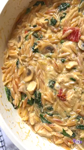 لسان عصفور بالدجاج والمشروم 😋♥️ المقادير : ١/٢ كيلو صدور دجاج  ٢ كوب لسان عصفور  ٢ كوب سبانخ  ٢٥٠ جرام مشروم  ٣ كوب مرقة دجاج  ١ كوب كريمة ( او كوب حليب + معلقة نشا او معلقة دقيق ) طماطم مجففة  التوابل : ملح - فلفل - بابريكا - زعتر - ثوم بودرة - توابل ايطالية جبنة مبشورة عود زعتر فريش  Orzo with Chicken and Mushrooms 😋♥️ Ingredients: - 1/2 kg chicken breasts - 2 cups orzo pasta - 2 cups spinach - 250 grams mushrooms - 3 cups chicken broth - 1 cup cream (or 1 cup milk + 1 tablespoon cornstarch or 1 tablespoon flour) - Sun-dried tomatoes - Spices: salt, pepper, paprika, thyme, garlic powder, Italian seasoning - Grated cheese - A sprig of fresh thyme . #Foodie #foodphotography #foodblogger #chickenorzo #orzopasta #marrymechicken #mushroom #دجاج #باستا #لسان_العصفور #onepotmeal #onepanmeal #onepotrecipe #tiktokcookbook #foryoupage #foryou 