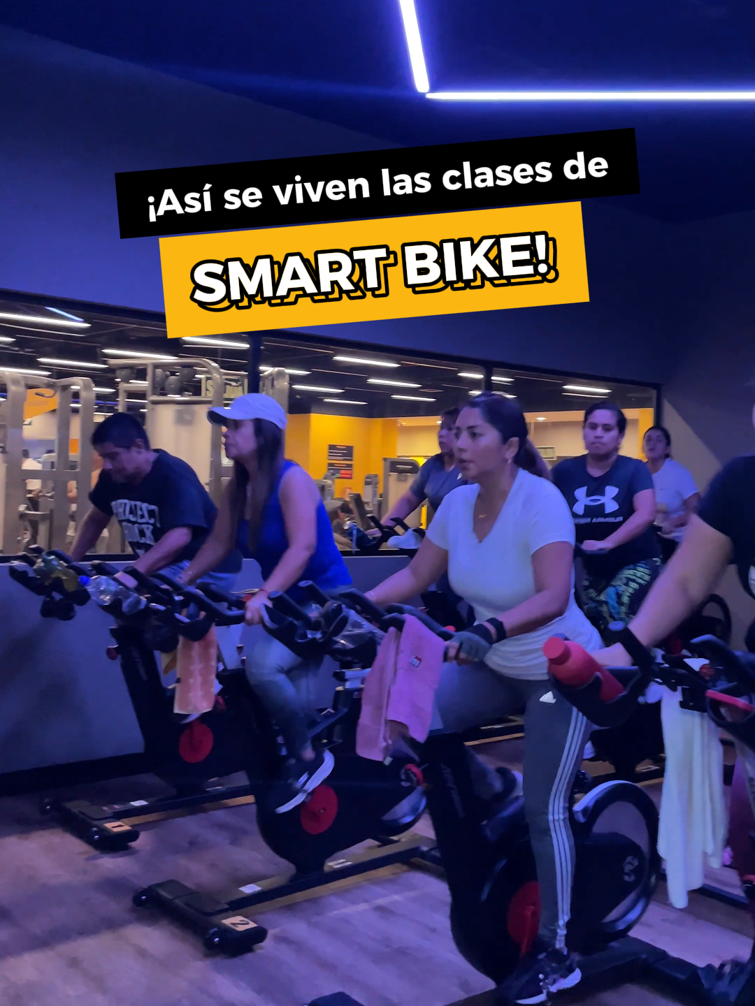 ¡Lánzate con todo y vive la experiencia SMART BIKE! 😎🔥. Disfruta de esta y todas las clases grupales en nuestras +75 sedes a nivel nacional con tu PLAN BLACK. ¡Te esperamos! 💪 📌 Smart Fit Plaza Lima Sur #smartfit #gym #indoorworkout #cyclinglife #cardio