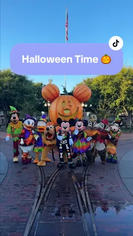 Hide and seek: Disneyland Halloween edition 😄🎃 #Disney #DisneyParks #DisneylandResort #Disneyland #Halloween #HalloweenTime #DisneyCharacters #MickeyMouse