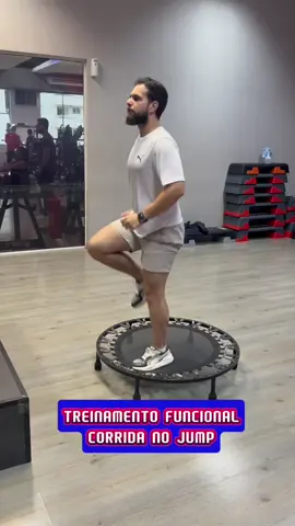 CORRIDA NO JUMP Como explicado no vídeo anterior, a corrida é de extrema importância dentro de um treinamento funcional.  Aqui temos mais uma variação do estímulo, usando a cama elástica pra gerar impulso e instabilidade. Precisando de uma maior concentração para se manter no lugar, contração abdominal para manter o equilíbrio, coordenação motora e controle da respiração para melhorar o trabalho cardiorrespiratório. #musculação #treino #academia #personaltrainer #corrida #corridanojump #abdomen #força #equilibrio #foco #concentração #fy #foryou #Lifestyle #alphaville #bethaville #vemprotreino 