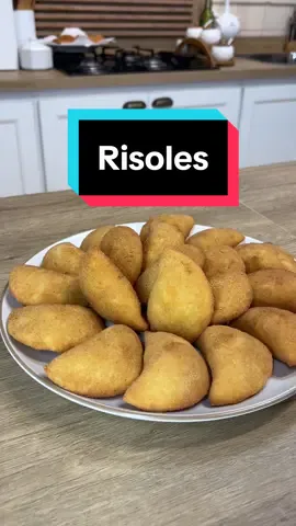 Risoles é delícia demaisss Recheio Fio de azeite  2 dentes de alho 1 cebola 1 molho de tomate  Temperos à gosto Sal + ou - 1kg de frango cozido desfiado Massa risoles 2 colheres (sopa) margarina  2 cubos de caldo de galinha 3 xícaras de água 1 xícara de leite Meia colher de (sopa) rasa de sal 4 xícaras de farinha  XÍCARA DE 240ml. Mesma quantidade de xícaras de líquido para quantidade de farinha.  Aqui fiz bolinho de 30gramas + ou - e renderam 41 risoles 😍 Marca quem ama risoles 😎#risoles #salgados #salgadosdefesta 