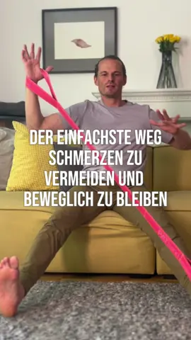 KOMMENTIERE BAND, wenn du Infos zum PATband möchtest, um von zuhause oder unterwegs beweglicher und fitter zu werden, mit Übungen die du schnell und einfach überall ausführen kannst, um Schmerzen langfristig einen Riegel vorzuschieben! 💪🔥 Wenn du auf deinem Sofa oder allgemein bei sitzenden Tätigkeiten meine Übungen machst, nutzt du “tote” Zeit und wirst dadurch noch viel schnellere Fortschritte erzielen! Natürlich ersetzen diese Übungen nicht das eigentliche Training zu Hause, allerdings kannst du, wenn du meine Übungstipps befolgst, deine Erfolge noch eher genießen. Setze das PATband bei dieser Übung ein, um die Beweglichkeit deiner Wirbelsäule zu verbessern und sie selbst im Sitzen zu stärken. Diese Position hat sogar einen Vorteil: Denn durch das Sitzen hast du nicht die Möglichkeit, mit deinem Becken zu “wackeln”. Die Bewegung der Wirbelsäule ist daher isolierter und genauer. Zudem kräftigst du deine Schultern und den Rücken. Mach 15 Wiederholungen je Seite beim Sitzen! KOMMENTIERE BAND und starte deine tägliche Bewegung mit meinen Übungen 💪🔥