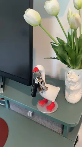 OBSESSED with this magnetic goose, it is my prized possession, the one thing i would save if everything was on fire🪿 #goose #keyholder #cutekeyholder #homedecor #untitledgoosegame #whimsical #accessory #geese 