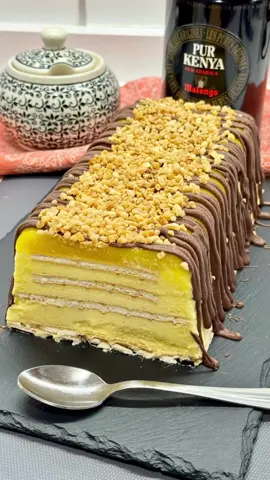 TARTA HELADA DE MANGO!!🍰🥭 • Descubre cómo hacer esta riquísima y sencilla tarta helada de mango con la que vas a triunfar este verano. Apenas te llevará tiempo prepararla (solamente un poco de paciencia puesto que tiene que congelarse), con ingredientes bastante económicos y que rinde para bastantes personas (cerca de 15 raciones). El sabor de la crema de mango mezclada con el chocolate blanco, los barquillos y esa cobertura con el toque crujiente de las almendras te va a volar la cabeza… ESPECTACULAR!! Ya me lo dirás.😜 • INGREDIENTES (Molde 25x11): 400 grs. mango🥭 250 grs. mascarpone o queso crema🍚 200 ml. nata montar🥛(35%) 200 grs. chocolate blanco🧁 250 grs. galletas barquillo🍪 Chocolate con leche🍫 Almendras crocantes • En primer lugar trocea el chocolate blanco, lleva al micro unos instantes para que se derrita, remueve y reserva para que se enfríe un poco. Pela, trocea y tritura el mango hasta obtener una especie de puré bien fino, reserva 100 grs. para la primera capa. En un bowl amplio pon el queso mascarpone, la nata de montar bien fría y el chocolate blanco, bate con unas varillas hasta que obtengas una masa homogénea y sedosa. Ve incorporando poco a poco (sin dejar de batir) el puré de mango hasta que todo esté bien mezclado.⏱️ • Coloca papel film en el interior de un molde alargado. Pon el puré de mango reservado en la primera capa y cubre con galletas de barquillo de nata o similar. Vierte un cuarto de la mezcla que has preparado y cubre de nuevo con galletas. Repite esta operación hasta tres veces, finalizando con galletas en la parte superior. Tapa bien con papel film y lleva al congelador hasta el día siguiente. A la hora de consumir, saca la tarta quince minutos antes de comer, decora con chocolate derretido y cubitos de almendra crocante. POSTRAZO!!🙊 • Apúntate esta tarta helada para este verano, está increíble. Ya verás cuando la prueben tus invitados… éxito seguro. Gracias por estar siempre ahí, te deseo un día fantástico!🥰 • #tartahelada #tartafresquita #postrefresco #tartademango #postreverano #postrefácil #tartadecumpleaños   