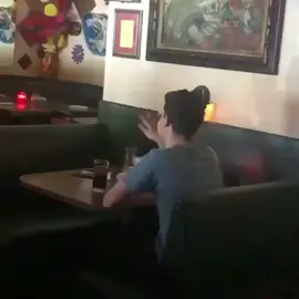 رياكشن يسولف مع نفسه ( هذا انت فالبريك يا عديم الأصدقاء ) عادي ترا حتى انا زيك ما تفرق الوحدة احلى من القروشة و بعضهم مصالح وين الصديق الوفي هيييييه يا دنيا اهم شي شد حيلك ترا اذا كنت دافور الكل يصير صديقك تحس بشعور العظمة وان محد قدك << اسولف كثير صح يلا باي لحظة بحط هاشتاج #fyp #fypage #اكسبلور #رياكشنات_مطلوبه #reaction #explore #رياكشن 