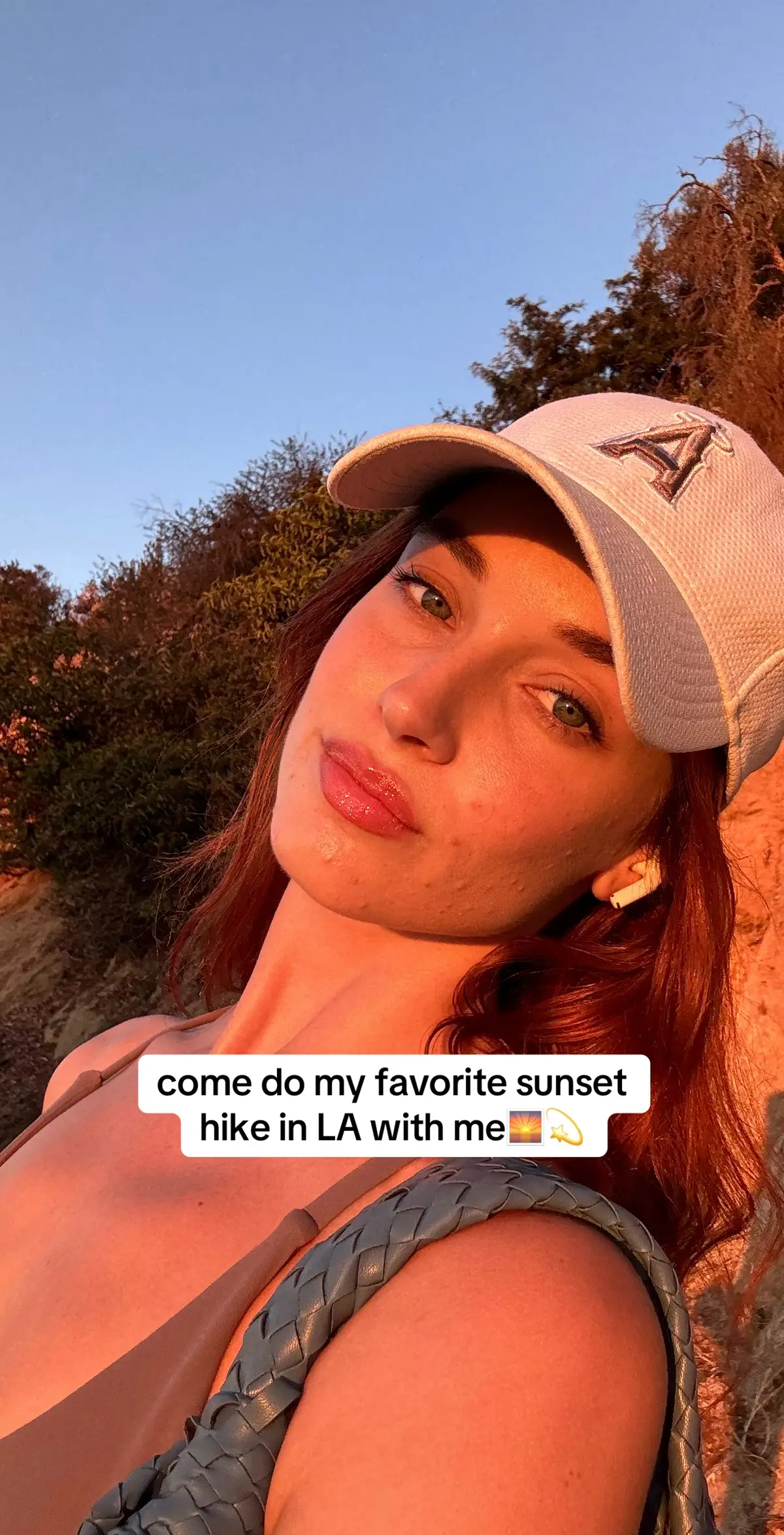 📍Ferndell to West Observatory Loop Trail to Griffith Observatory  this hike is only 2.7 miles long but does get a little steep towards the top! it does get a little crowded during sunset on the weekends, but I love seeing everyone gather to witness the beauty of Los Angeles🥹 what’s your favorite hiking trail? leave a comment so we can explore more of LA💌 #losangeles #sunsetviews #Hiking #lahikes #socalhike #summerbucketlist 
