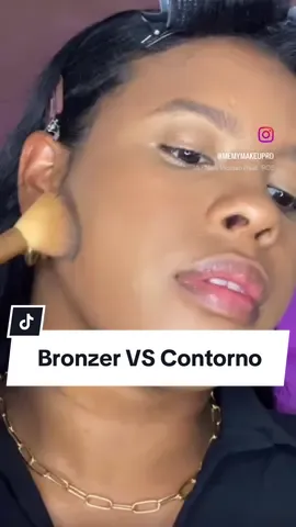 ✨Diferencia entre el Bronzer y el Contorno ✨ ⭐️Bronzer (Bronceador): 🤎Propósito: El bronzer se utiliza para agregar calidez al rostro, dando la apariencia de un bronceado natural. Su objetivo es imitar la forma en que el sol broncearía la piel. 🤎Aplicación: Se aplica en las áreas del rostro donde el sol golpearía naturalmente: pómulos, nariz, frente y mandíbula. Normalmente, se usa un tono ligeramente más oscuro que el tono natural de la piel. 🤎Acabado: Los bronzers suelen tener un acabado mate o con un poco de brillo para un efecto más radiante. ⭐️Contouring (Contorno): 🩶Propósito: El contorno se utiliza para esculpir y definir las facciones del rostro, creando sombras que dan la ilusión de una estructura ósea más marcada, como pómulos más definidos o una nariz más afilada. 🩶Aplicación: Se aplica en las áreas del rostro que se desea definir o “esculpir”, como debajo de los pómulos, los lados de la nariz, la línea de la mandíbula y las sienes. Normalmente, se usa un tono más frío y más oscuro que el tono natural de la piel para crear una sombra más realista. 🩶Acabado: Los productos de contorno generalmente tienen un acabado mate, ya que están diseñados para crear sombras naturales. Para mucho más tips y para aprender a maquillarte dale una miradita a mi perfil 🥰✨ #bronzer #contorno #bronceador #contornos #makeup #maquiagem #makeupreels #fyp #beauty #reelsinstagram #tictok #viral 