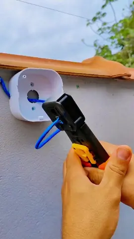 Como fazer a instalação da sua câmera ip wi-fi a prova d'água, utilizando apenas um cabo de rede para enviar energia e dados para a sua câmera😱! #DIY #facavocemesmo #viral #viralizar #telecom #segurancaeletronica