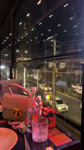 #زمن_دوار_ودنيا_تجارب🖤 #out #night #mood #girls #Love #4s #restaurant #duhok #kurdistan🇹🇯️ 