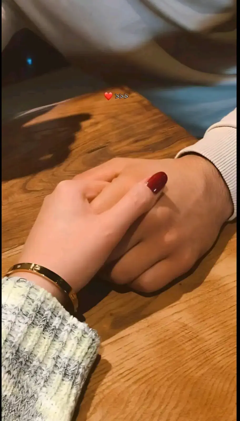 القصه طويله لكن حلوه😍  بنت خالي اصغر مني ب 5سنه كنا صغار شديد وأصحاب وقراب من بعض لدرجة إنو تقريباً كل اليوم بنقضيهو سوا انا كنت عمري 15 وهي 10 سنه المهم عايشين طفولتنا مع بعض وقضينا كل أوقاتنا سوا وشايفين الموضوع عادي يعني ومبسوطين بالحياة شديد ومرت الايام والشهور وكبرنا شويه انا بقيت 18 وهي 13 ومن هنا القصه بدت انا كنت ساكن في بيتنا وهي بتجيني هناك بعد كل يوم أو يومين بس هنا الموضوع ح يتغير و ح نسكن سوا ايوة ي جماعة ح نسكن في بيت واحد❤️ اقسم بالله اليوم داك كنت طاير من الفرحة 😅المهم كنت ساكن في بيتنا وطبعاً هم بيتهم داخل بيت ناس حبوبة المهم خالي الأصغر من ابوها كان مسافر وقال لي انا ح اسافر وانت تجي تسكن مع حبوبتك وخالتك لأنو براهم قلت ليهو تمام ح اسكن معاهم وانا من جوة كنت طاير من الفرحة 😂لأنو ح اسكن معاها في بيت واحد 🧡المهم اليوم داك جاتنا في البيت كنت عايز اعملها ليها نظام مفاجأة وكدة بس م قدرت ادس الموضوع ووريتها وهي فرحت شديد بس خجولة شويه قالت لي يعني تاني م ح اتعب واجيك لي هنا واتونسنا شويه كدة ونادتها امي واليوم التاني طبعاً طوالي رحلت ليهم بس الموضوع كان غريب شويه بالنسبه لي لأنو اول مرة انوم برة البيت بس اتخيلو جات صحتتي من الصباح 🥰قالت لي قوم اشرب الشاي ي كسول وانا طبعاً اكتر يوم اصحى فيهو مبسوط للدرجة دي🩷 المهم قمنا وشربنا الشاي كلنا سوا مع حبوبة وقضينا اليوم كلو مع بعض كان يوم حلو شديد ومرت الايام والشهور وكبرنا تاني سنتين مع بعض وكانت احلى سنتين في حياتي او حياتنا وجات 2022 وسائت الظروف😔 وإتغيرت الأحوال واتضريت إني اسافر كنت ح اسافر الخرطوم اصلاً نحن من الجزيرة المهم قلت اوريها قبل اسافر بيوم وفعلاً ناديتها واول حاجة إعترفت ليها بحبي ليها 🥹وقلت ليها عايزك لقدام وتكوني لي ست بيت وهي فرحت شديد 😍وبادلتني نفس الشعور وقالت لي وانا كمان من زمان بحبك بس نوري ناس البيت قلت ليها ح نوريهم بس بعد يجي الوقت المناسب المهم قعدت معاها زمن طويل وعشنا لحظات حلوة😚 وقلت افتح ليها موضوع السفر وفعلا وريتها وهي م إتقبلت الفكرة 😥بقيت قاعد اقنع فيها وفجأة دموعها جرت 😭وإترمت في حضني قعدت تبكي كنت خايف إنو يشوفنا زول  من ناس البيت بس بدون م أشعر حضنتها 💝وكانت اول مرة احضنها الصراحة قربت ابكي معاها😂 المهم راضيتها وقلت ليها بس 3 شهور م ح ازيدها واخيراً وافقت واتونسنا احلى ونسه وقلت ليها ح امشي انوم لأنو م ظريفه نتونس برانا في زمن متأخر الساعة كانت 8 المساء قالت لي تمام ح اجي اودعك الصباح ومشيت اتمددت في السرير بس م قدرت انوم الليل كلو كنت بفكر واتخيل فيها وفي مستقبلنا 🥺المهم نمت وقمت الصباح شربت الشاي مع ناس حبوبة وهي كانت في بيتهم وجات في النهايه قمت ودعتهم كلهم من ضمنهم هي سلمت عليها سلام عادي بس بعد طلعت لحقتني برة قبل م تتكلم قلت ليها م قدرت احضنك قدام الناس ضحكت وقالت لي بحق ليك تحضني في اي وقت وقدام ااي زول وانا هنا كرعيني بردن طبعاً😂😂 المهم قمت حضنتها وودعتها وإتفارقنا علي كدة 😔 ومرت الايام والشهور انا وعدتها علي 3 شهور بس مرت 6 وانا م اتصلت ليها ولا سمعت صوتها لأنو كان م عندها تلفون مرة اتصلت لأبوها وسلمت عليهم كلهم بحِجة إنو الاقيها وفعلاً لاقيتها وسلمت عليها بس حسيت صوتها تعبان شويه وما قدرت اسألها قدام ابوها المهم ال 6 شهور مرت بعدها 4 شهور وشوقي ليها زاد اكتر غررت إنو ارجع البلد ورجعت كان قبل الحرب بشهرين يعني شهر 1 في 2023 المهم لاقيتها وسلمت عليها واعتذرت ليها بحِجة الظروف وكدة لأنو م افيت بوعدي وجيت في 3 شهور والحمدلله اتقبلت عزري وللأسف عدينا فترة الحرب بعيدين عن بعض وانا رحلت بيتنا وما قاعدين نتلاقى كتير يعني كانت فترة سيئه جداً بالنسبه لينا كنا بنتلاقى في الأسبوع مرة واحدة ومرات لا المهم مرت 6 شهور تاني وانا في البلد وعلاقتنا أحسنت شويه وتاني اضطريت إنو اسافر برة السودان في شهر 7 في عز الحرب انا طلعت من السودان وما وريتها حتى! وحالياً الحمدلله سافرت واموري ظبطت الحمدلله بس مرت سنه كامله وانا م لاقيتها ولا سمعت صوتها حتى! بس بعد تتحسن الشبكة في البلد شويه ح اتواصل معاها واعتذر ليها واكلم ابوها بالموضوع واكلم ناس البيت يمشو يخطبوها لي 🙈🤍 وبعد انزل السودان ح أعقد عليها وتبقى حلالي🥰🤎 بإذن الله  حِبو ي جَماعة حِبو الحب سمح       واخيراً ربنا قال دعوة 40 مستجابة  ادعو لينا إنو ربنا يجمعنا ويتم لينا علي خير وربنا يجمع كل محِب بحبيبهِ يارب🤲🥰