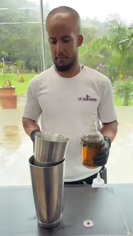 Macunaíma🍋‍🟩 Sexxtouu e como de oraste, mais uma receitinha pra vocês😉 O drink de hoje conta com muito sabor e um toque de acidez👇🏾 - 50ml de Cachaça  - 15ml suco de limão Tahiti - 20ml xarope simples - 15ml Fernet  Gostou? Curte aí e compartilha com aquele amigo que vai experimentar esse drink contigo🥂 #lpbartender #drinks #reels #silviosantos #macunaima #fy 