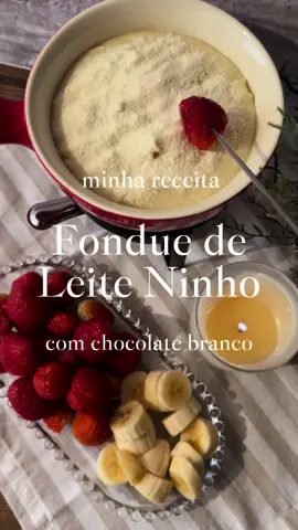 🍫 Fondue de Leite Ninho: A Receita Afetiva que Você Precisa Experimentar! 🫕✨ Surpreenda no jantar com essa versão irresistível de fondue! Se você é fã de leite ninho como eu, essa receita vai direto para o seu coração. ❤️ Confira o passo a passo e transforme sua noite em um momento especial. - INGREDIENTES: 200 ml de leite integral 1 xicara de chá de leite em pó ½ caixinha de leite condensado 80gr de chocolate branco 1 caixinha de creme de leite leite em pó para polvilhar em cima frutas preferidas MODO DE RPEPARO: Em uma panela, acrescente o leite, leite condensado e leite em pó. Leve ao fogo baixo até incorporar todos os ingredientes. Acrescente o chocolate branco e o creme de leite. Espere esfriar um pouco, ele engrossa quando está mais “frio”. Mas caso sinta necessidade, dissolva 1 colher de sobremesa de maisena no leite e leve a panela ao fogo ate engrossar. 👉 Dica: Polvilhe leite em pó por cima e sirva com suas frutas preferidas para um toque final perfeito!  📌 Salve essa receita para fazer depois e compartilhe com quem ama doces! 🔖 #ReceitaFondue #LeiteNinho #FondueDiferente #ReceitaAfetiva #SobremesaDeliciosa #JantarEspecial #ReceitasCaseiras #ComidaAfetiva 