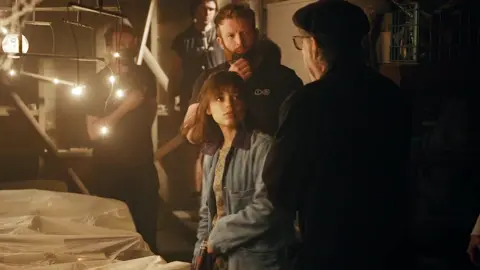 #NEW BEETLEJUICE BTS BEHIND THE SCENES CLIP ONLY ASTRID OMG THE HAIR FLIP THE RUN THE GIGGLE #fyp #foryou #foryoupage #jennaortega #astriddeetz #beetlejuice #TimBurton #hair #scenes #behindthescenes #clip 