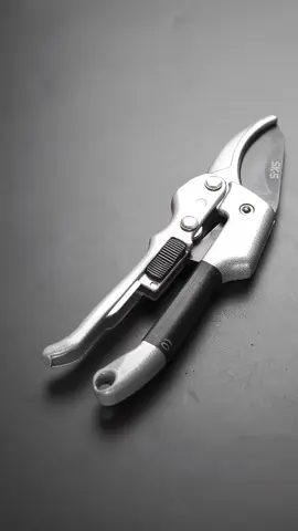 gunting ranting dengan bahan baja SK5 yang kuat membantu untuk merapikan taman anda🤩🥳 6692 #gunting #dahan #ranting #pemotong #tanaman #kebun #murah #serbaguna #wibgajian #fypシ #trending #viral 