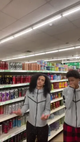 Just knowwww #lightskin #viral #curlyhair #dance #viraltiktok #viraltiktok #makethisgoviral #trend #2man #twin #bestfriend 