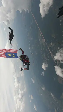 Jom kibar bendera Malaysia.. kita jumpa di Putrajaya 🪂🤲 #malaysia #merdeka67 #merdeka #putrajaya #benderamalaysia #skydivemalaysia #skydiving #paskau #goldeneagle #airforce #tokwancm #cameraflyer #fyp #fypシ゚viral 
