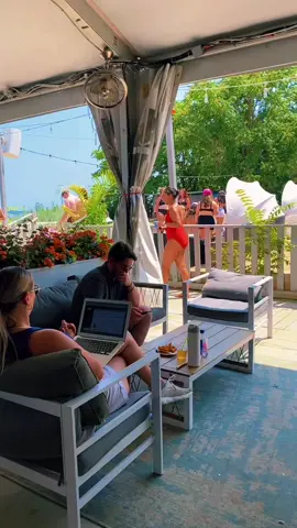 this immediately gave me love island vibes😭😭😭
