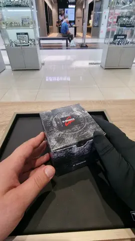 ціна 15 040 грн CASIO GM-2100G-1A9ER: Золотистий Шедевр від G-Shock  Зануртеся в світ стилю та функціональності з чоловічим годинником Casio GM-2100G-1A9ER з культової колекції G-Shock. Цей годинник об'єднує в собі вражаючий дизайн, передові технології та надійність. Основні Характеристики: Сучасний Дизайн: Круглий корпус з полімеру та нержавіючої сталі в золотистому кольорі створює враження елегантності і вишуканості. Механізм: Кварцевий механізм, модуль 5611, гарантує точність та надійність. Водозахист: Захист до 200 метрів — ідеально для екстремальних умов і водних видів спорту. Чорний Циферблат: Концепція індексів та аналогово-цифрове відображення створюють стильний та зрозумілий дизайн. Функціональність: Годинник оснащений будильником, секундоміром, підсвічуванням, індикацією дати, другим часом, таймером, а також автоматичним календарем. Легкий та Зручний: З вагою лише 72 г, годинник ідеально підходить для повсякденного використання. Гарантія: Насолоджуйтеся спокоєм і впевненістю завдяки 24-місячній гарантії.