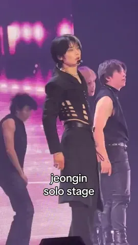 JEONGIN’S SOLO STAGE 😵‍💫 #jeongin #in #skz #straykids #skzstay #straykidsstay #kpop (cr: @IN2128J) @Stray Kids (stray kids i.n. jeongin dominATE tour seoul day 1 fancam edit)
