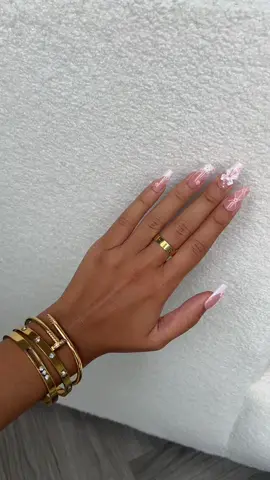 Gold jewellery >>> #goldjewellery #jewellery #pressonnails #sheinpressons #sheinbracelet #cartierbracelet #cartierring #pinknails 