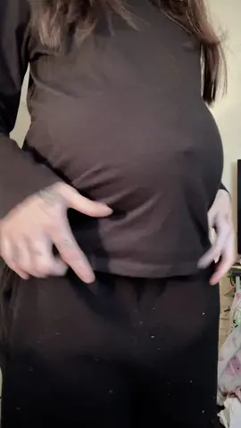 🫣🤰🏼 #bellyrubs #pregnantbelly #lotions #rubdown #bellymassage #bellyrub #bellybutton #outtie #preggo #pregtok 