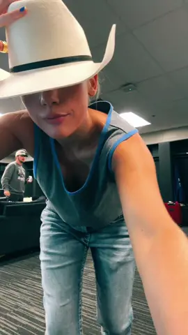 getting into character @Kenny Chesney 