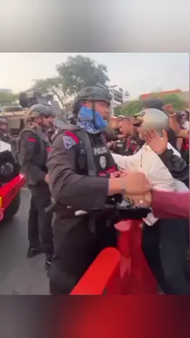 TERHARU! POLISI PELUK PESERTA DEMO, WARGANET: OKNUM YANG BAIK! Viral Polisi memberikan pelukan kecil kepada masyarakat yang sedang berdemo. Tindakan ini memicu berbagai komentar positif dari netizen yang memuji gesture tersebut. Video tersebut diunggah di Instagram @interaktive pada 23 Agustus 2024. Dalam video, oknum tersebut mengungkapkan, 
