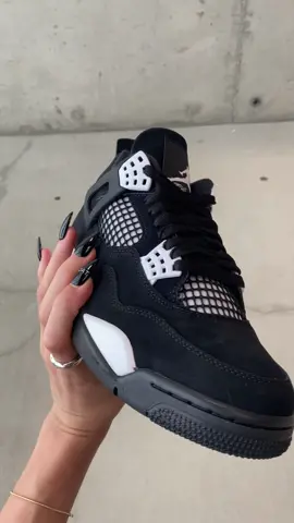 Unboxing the Air Jordan 4 Retro ‘White Thunder’ ⚫️⚪ Featuring signature details in striking shades of black and white #goatapp 