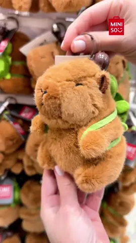 Um chaveiro capivara de pelúcia é tudo o que você precisa para hoje! O acessório perfeito para alegrar o seu dia a dia! Garanta o seu em nosso site oficial agora mesmo 😍 https://www.lojasminiso.com.br #chaveirocapivara #capivaracommochila #chaveirocapivara #capivarapelucia #peluciadecapivara #capivara #capybaratiktok #capybaralove 