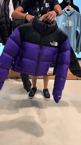 E tu quale preferisci?  Nuovi arrivi!✨ #neipertee #neiperte #thenorthface #thenortfacemarcianise #tnf #tnfmarcianise #centrocommercialecampania #cccampania #colori #nuptse #crop #bomber #bomberdonna