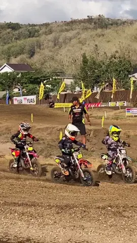 Moto2 MX 60cc terpantau ada satu-satunya pembalap cantik mampu merangsek ke barisan depan Event Kratingdaeng SupercrosseR 2024 Kejurnas Motocross Seri 2 & Grasstrack Sirkuit Praga Tulungagung Jawa Timur 24-25 Agustus 2024 @kratingdaengid  @trackrmotosport  #KratingdaengSupercrosser2024 #kratingdaeng #supercrosser2024 #inienergigue #Kejurnas #KejurnasMotocross #grasstrack  #grasstrackindonesia  #gestrekindonesia  #motorcycle  #motocross  #motokross  #bebekmodif