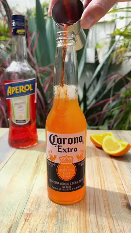 Aperol Corona  -Cerveza -1.5 oz de jugo de naranja  -2 oz de Aperol  Tomar un poco de la cerveza para hacer espacio para los otros ingredientes. Es muy importante agregar cada ingrediente despacio y uno a la vez.  #aperolcorona #corona #tragos #tragosencasa #tragosencasa🥃🍸#aperol