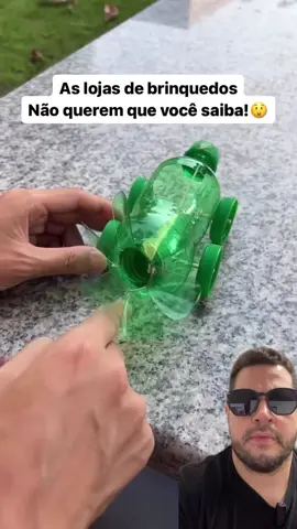 Como fazer um carrinho reciclável e simples! 🚗 1. Faça 4 furos em uma garrafinha pet pequena para passar duas madeirinhas. 2. Coloque tampinhas nas pontas das madeiras como rodas. 3. Corte o topo de outra garrafinha para fazer o motorzinho com tiras. 4. Trave com um elástico, passe-o pelo fundo do carrinho e prenda na tampa. 5. Gire as hélices e veja o carrinho se mover sozinho! Curtiu? Comente e marque quem deveria fazer esse carrinho! #dicas #craft #reciclavel #carrinho #DIY #facavocemesmo #dicasdecasa #brinquedo  #diadiatec #tecnologiadodiaadia #dicasdecasa #family #garrafapet #filhos #brinquedoeducativo #escolinha