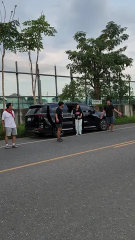 เมื่อคุณธัญญ่าข้ามถนน ชาวคณะเล่นเอะอะมาก  @tanya_yaaleeyah  #ซอกแซกซอกแซ่บ 