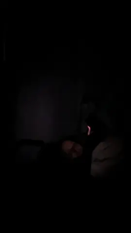Dei um susto na mamãe! Ela fica até tarde, assistindo tiktok, no escuro. Esse foi o resulto. Veja até o fim! #susto #mãe #tiktok #comedia 