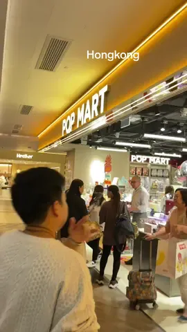 ถึงปุ๊บก็มุ่งตรงเลย...2🤣 #อ๋อมแอ๋มชอบเสียงแหบ #hongkong #K11 #popmarthongkong 