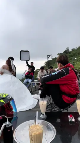 Chỉ biết nhìn em hp bên người ta.