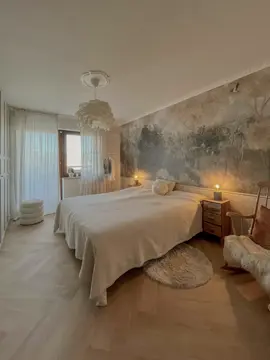 🦦 💭 • unbezahlte werbung• #schlafzimmer #tapete #vorhernachher #transformation #renovation #renovieren #renovierung #schlafzimmerideen #makeover #beforeandafter #wandgestaltung #fototapete #motivtapete #photowall #romanticlandscape #tapestry #teppichentfernen #bedroom #bedroomdecor #bedroominspo #boxspringbett #boxspring #tagesdecke #krusning #ikea #papierlampe #hannalill #rosette 